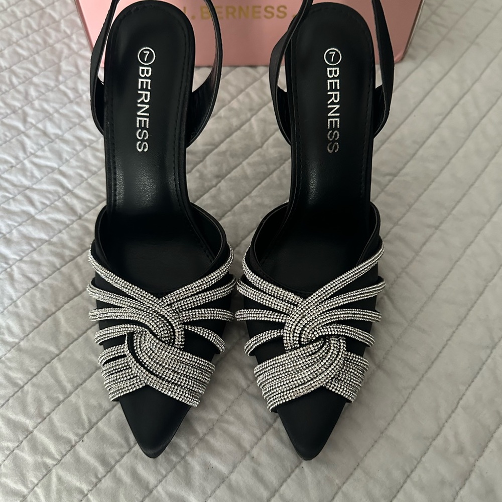 NIB Berness Pumps- black and rhinestone